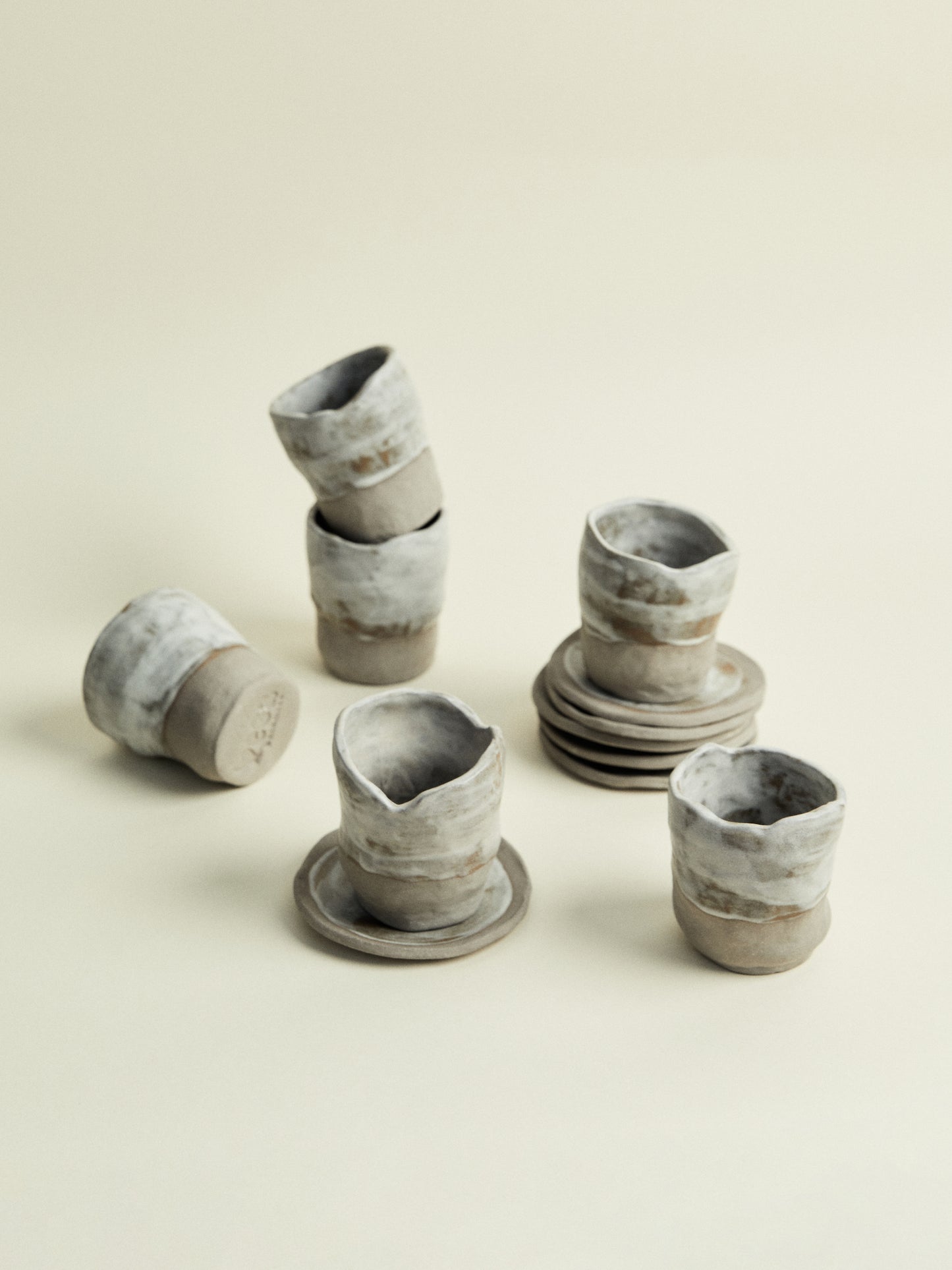 Set de Café Nórdico – Gres Gris & Blanco Mate